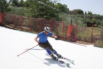 Slalomlauf auf einer GEOSKI Skipiste zum alpinen Skilauf ohne Schnee