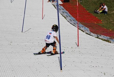 Slalomlauf auf einer GEOSKI Skipiste zum alpinen Skilauf ohne Schnee