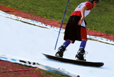 Snowboardfahrer auf einer GEOSKI Skipiste zum alpinen Skilauf ohne Schnee