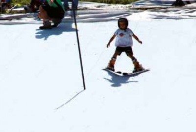 Slalomlauf auf einer GEOSKI Skipiste zum alpinen Skilauf ohne Schnee