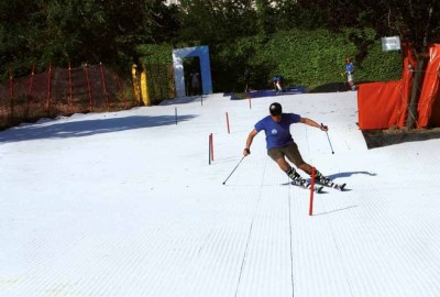 Slalomlauf auf einer GEOSKI Skipiste zum alpinen Skilauf ohne Schnee