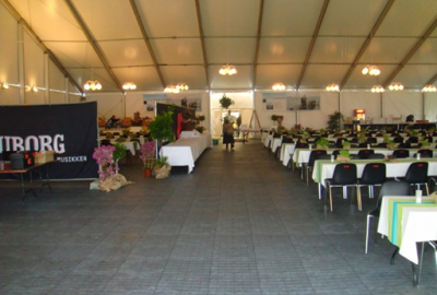 Festzelt mit Festzelt-Bodenplatten Typ EXPO-tent, mit Steck-Verbindung, Oberfläche mit quadratischen Flächen