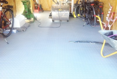 Garagen-Boden aus PVC Bodenfliesen mit Münznoppen Oberfläche