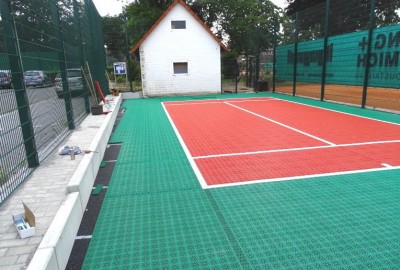 Montage U-8 Tennis Kleinspielfeld aus Tennis-Boden-System von OSTACON Bodensysteme