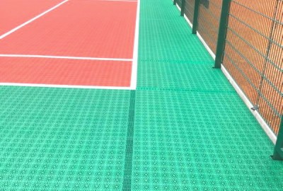 Fertiges U-8 Tennis-Kleinspielfeld mit Zuschnitt von OSTACON Bodensysteme