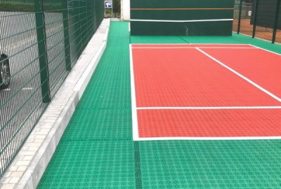 Fertiges U-8 Tennis-Kleinspielfeld mit Zuschnitt von OSTACON Bodensysteme