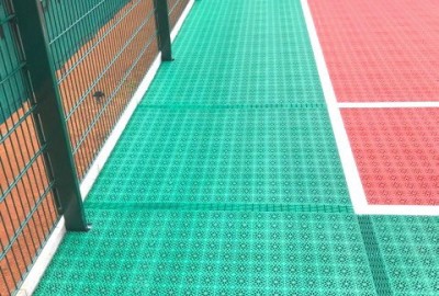 Neues U-8 Tennis-Kleinspielfeld als Allwetterplatz von OSTACON Bodensysteme