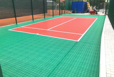 Neues U-8 Tennis-Kleinspielfeld als Allwetterplatz von OSTACON Bodensysteme