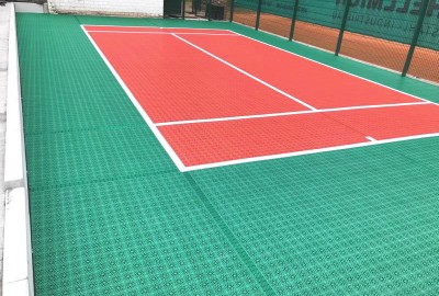 Neues U-8 Tennis-Kleinspielfeld als Allwetterplatz von OSTACON Bodensysteme