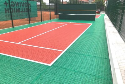 Neues U-8 Tennis-Kleinspielfeld als Allwetterplatz von OSTACON Bodensysteme