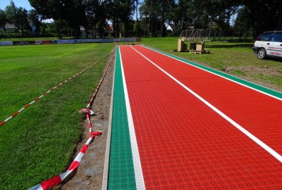 Weitsprung-Anlage für die Leichtathletik mit Zwischenlage aus Gummi