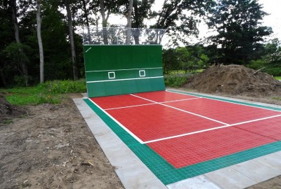 Der Tennisboden und Zubehör lieferte OSTACON Bodensysteme, die Installation wurde über BTS Berlin Tennis Service GmbH, Niederlassung Rosengarten  und dem Team von Detlef Beuerle, fachkundig ausgeführt.