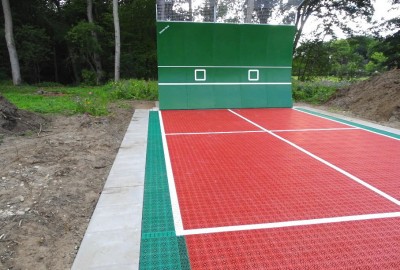 Den Tennisboden und Zubehör lieferte OSTACON Bodensysteme, die Installation wurde über BTS Berlin Tennis Service GmbH, Niederlassung Rosengarten  und dem Team von Detlef Beuerle, fachkundig ausgeführt.