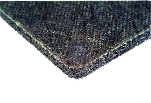 Material der Bautenschutzmatte ist PUR-gebundenes Gummigranulat, Vliesstoffauflage
