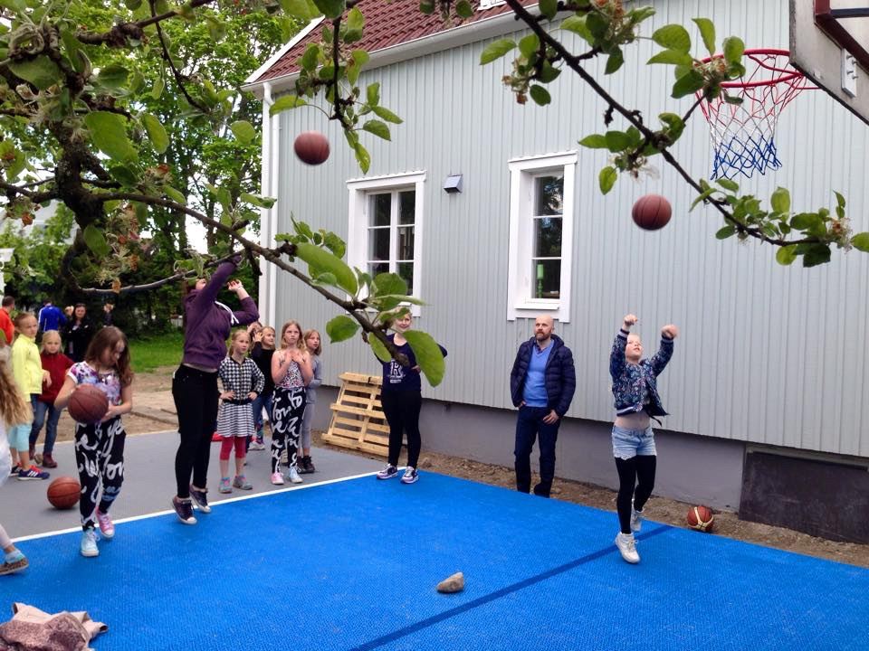Wir bleiben Zuhause - Sport-Übungen und Training Daheim  In Zeiten der weltweiten Pandemie sollte jeder Zuhause bleiben und hat jetzt Zeit für individuelles Training.