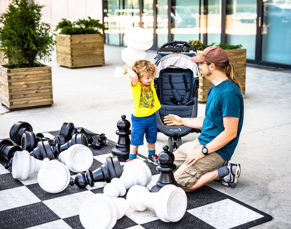 Wir bleiben Zuhause - Sport-Übungen und Training Daheim  In Zeiten der weltweiten Pandemie sollte jeder Zuhause bleiben und hat jetzt Zeit für individuelles Training.