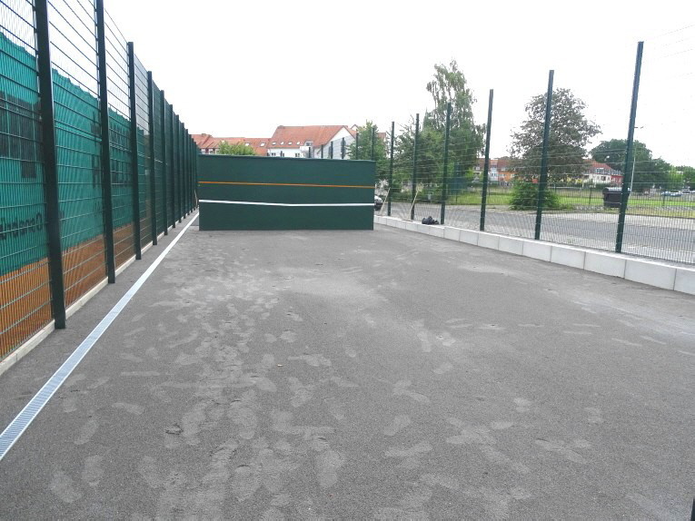 Planum aus Edelbruch 0/2 Pflastersand für Tennis-Kleinspielfeld