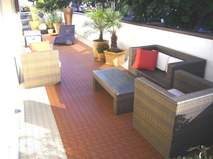 Balkon mit XL-Fliesen in den Farben Sand und Terracotta