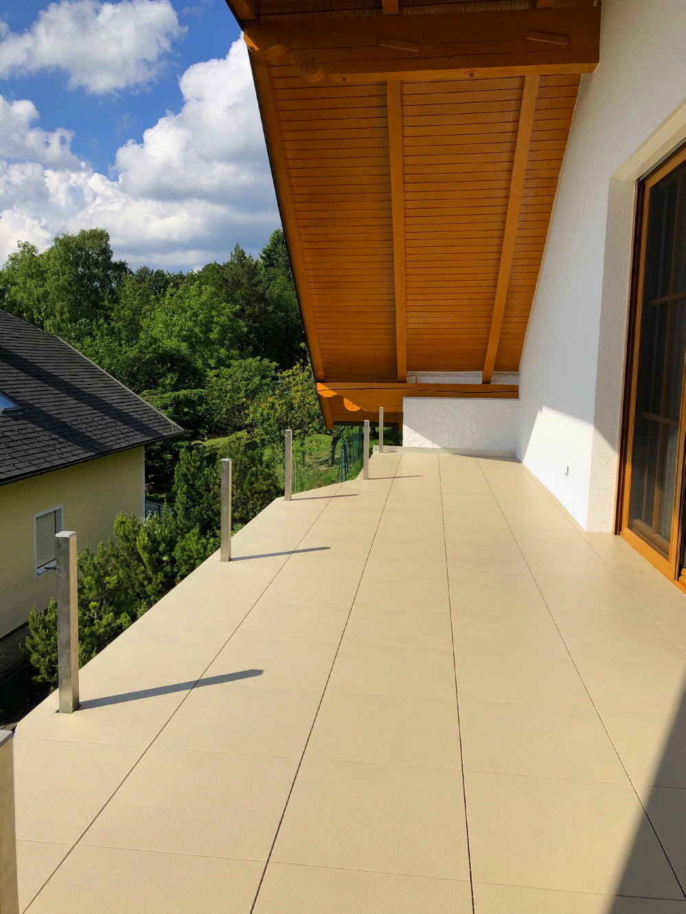 Neuer Aufbau des Giebel-Balkons mit Bodenfliesen Typ ELITE in der Farbe Sand