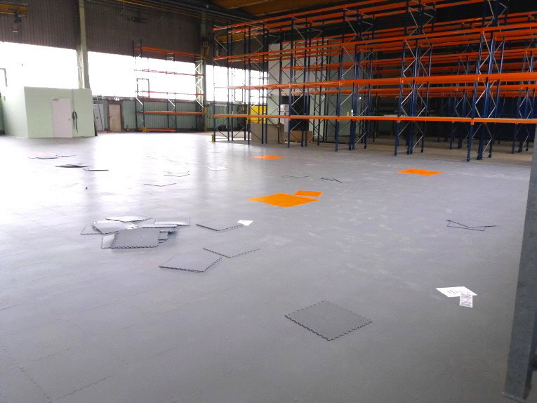 Industrie- und Gewerbehalle mit  Industrie PVC Fliese Typ Fortelock 2020 in Grau mit Orange